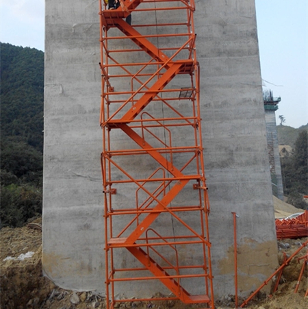 通达安全爬梯生产厂家深度解析 香蕉式与梯笼式安全爬梯，建筑施工安全的专业之选